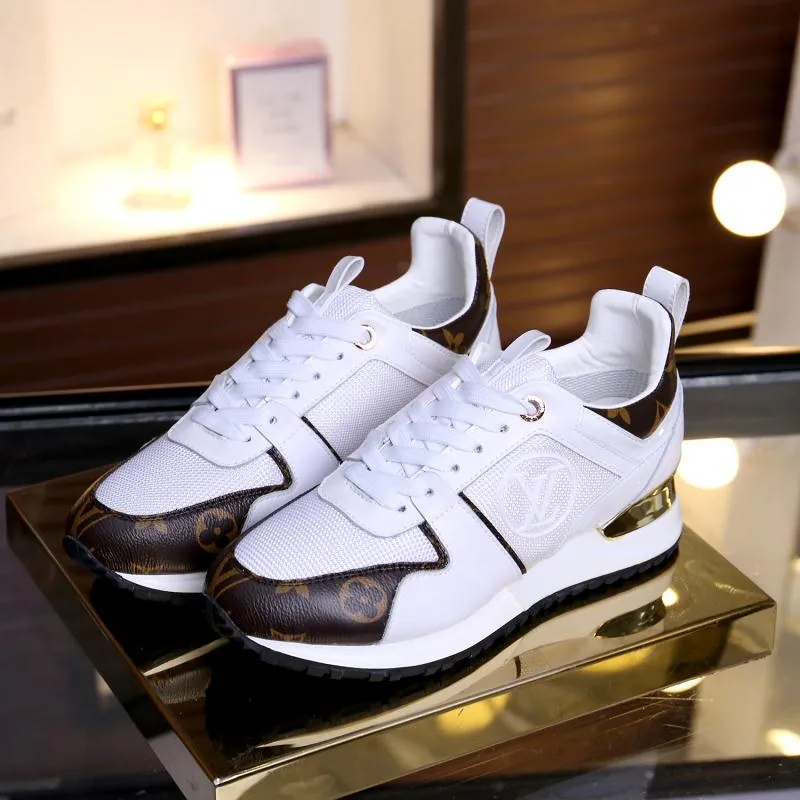 👟👟Ex-factory price 400👟👟 Men's size +10 Couple style, 2019 spring and summer new LOUIS VUITTON The same style of casual sports shoes is launched on Louis Vuitton's official website. Fabric: imported cowhide/cow velvet/breathable mesh, (imported mesh with silicone LV logo), rubber combination outsole, 2cm behind the sole, built-in 0.5cm comfortable feet, size 35-41 for women, 39-46 for men, welcome new and old customers to repost pictures for sale